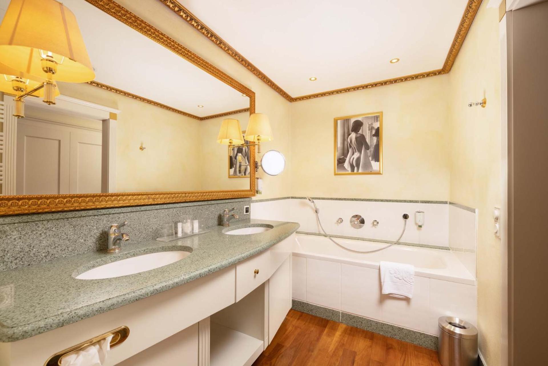 Hotel Friesacher Аниф Екстериор снимка