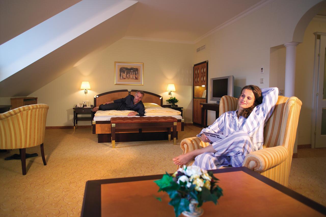 Hotel Friesacher Аниф Екстериор снимка