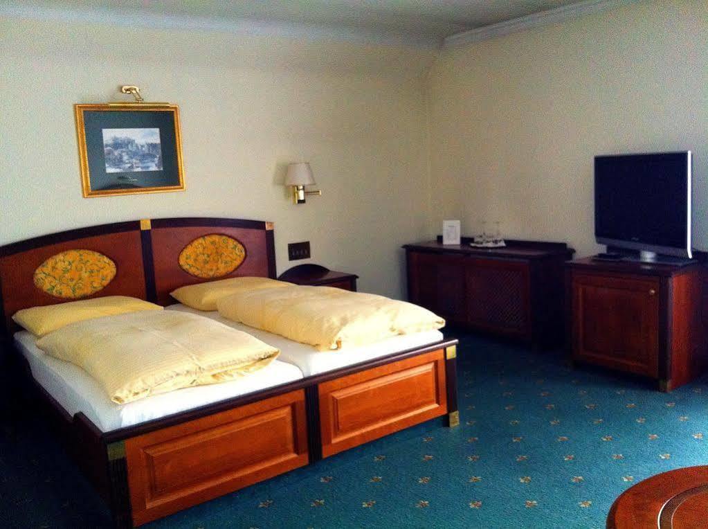 Hotel Friesacher Аниф Екстериор снимка
