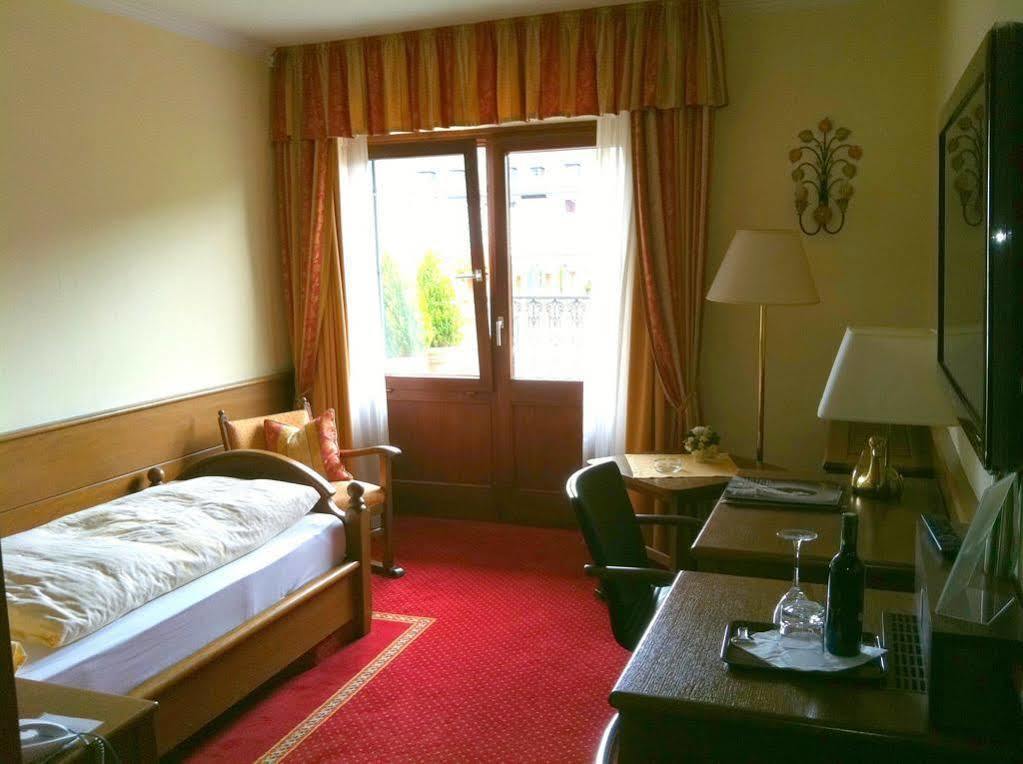 Hotel Friesacher Аниф Екстериор снимка